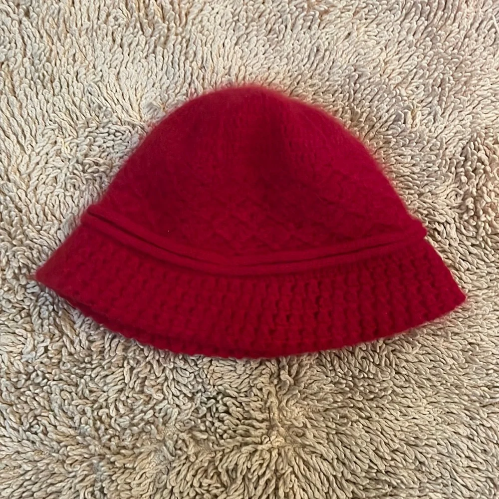 Red hat - Picture 1 of 2
